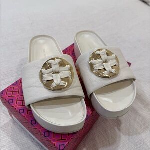 Gently used Tory Burch Woven Double T Slide- Size 7, light cream